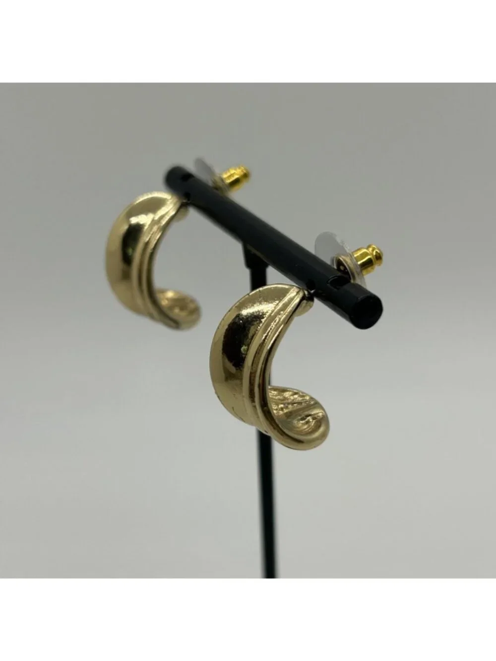 Vintage 1980s Gold Tone Earrings Ribbed Shell Swirl Wave Statement Pierced Post